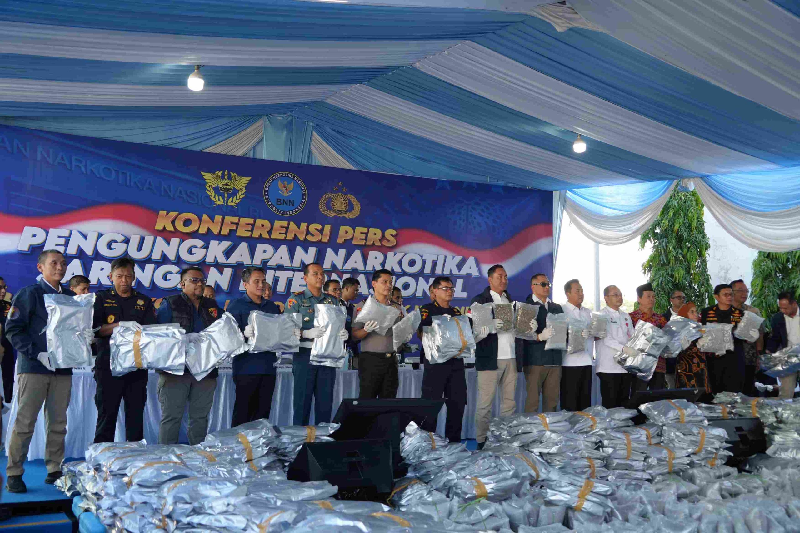 Foto: Petugas BNN RI bersama Bea Cukai dan Polda Jawa Timur menunjukkan barang bukti 3,37 ton cannabis buds hasil pengungkapan penyelundupan berkedok impor barang.