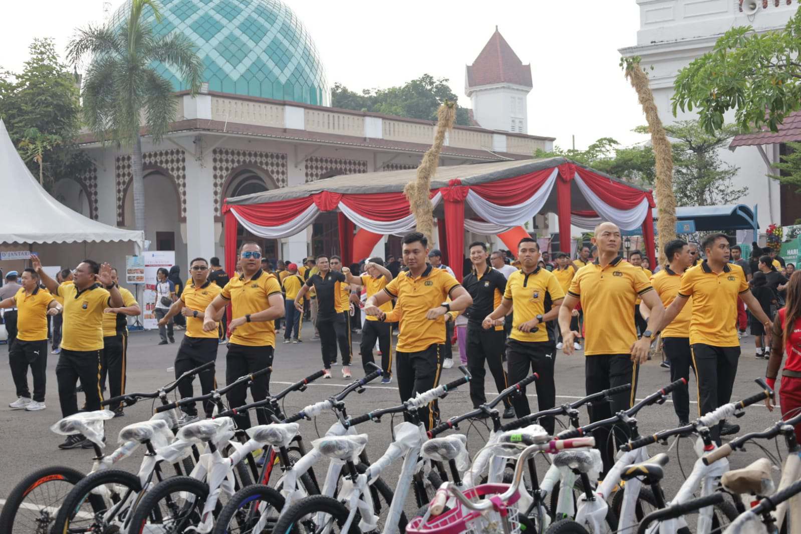 Foto: Kapolrestabes Surabaya Kombes Pol Luthfie Sulistiawan mengikuti olahraga bersama ribuan warga dalam peringatan Hari Bhayangkara ke-80.