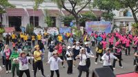 Foto: Kapolrestabes Surabaya Kombes Pol Luthfie Sulistiawan mengikuti olahraga bersama ribuan warga dalam peringatan Hari Bhayangkara ke-80.