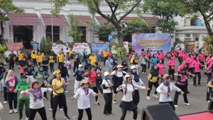 Foto: Kapolrestabes Surabaya Kombes Pol Luthfie Sulistiawan mengikuti olahraga bersama ribuan warga dalam peringatan Hari Bhayangkara ke-80.