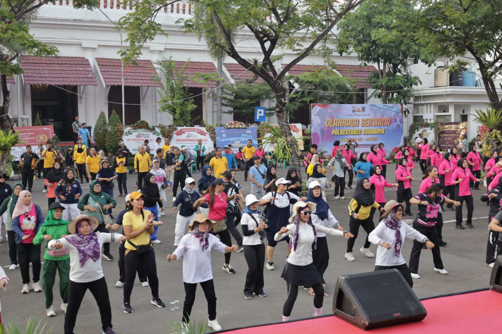 Foto: Kapolrestabes Surabaya Kombes Pol Luthfie Sulistiawan mengikuti olahraga bersama ribuan warga dalam peringatan Hari Bhayangkara ke-80.