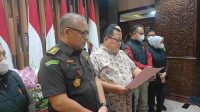 Foto: Petugas Kejati Jawa Timur mengumumkan penetapan tiga tersangka kasus dugaan korupsi penyaluran KUR Mikro BNI Cabang Jember yang merugikan negara hingga Rp12,59 miliar.