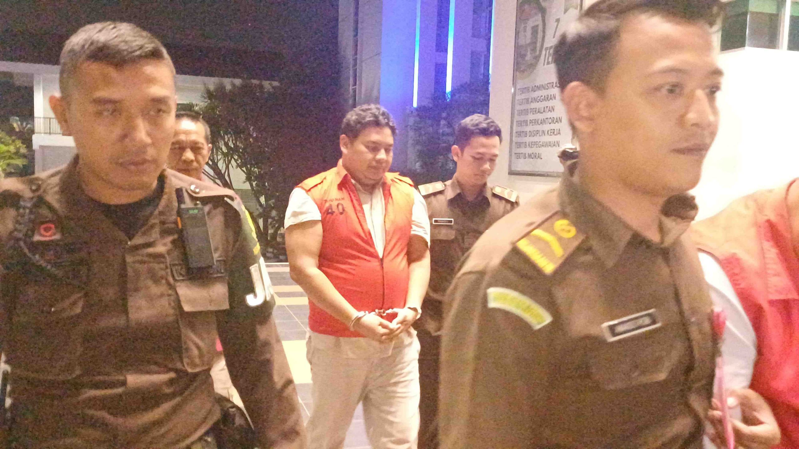 Foto: Petugas Kejati Jawa Timur mengumumkan penetapan tiga tersangka kasus dugaan korupsi penyaluran KUR Mikro BNI Cabang Jember yang merugikan negara hingga Rp12,59 miliar.