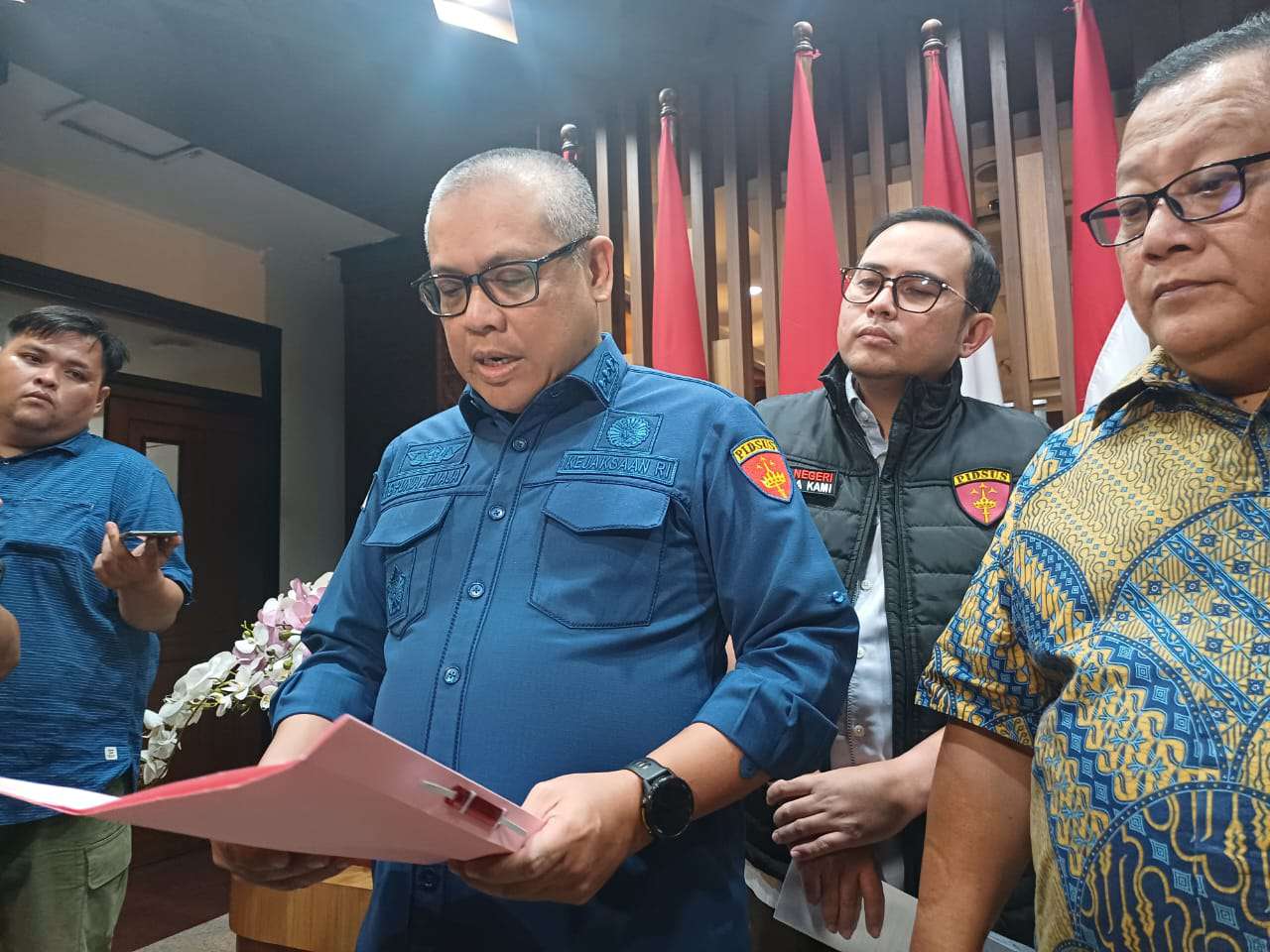 Foto: Aspidsus Kejati Jawa Timur I Gede Punia memberikan keterangan terkait pengembangan penyidikan kasus dugaan korupsi penyaluran KUR BNI Cabang Jember di Surabaya.