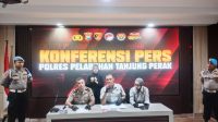 Foto: Satresnarkoba Polres Pelabuhan Tanjung Perak menunjukkan barang bukti 12 paket sabu hasil penangkapan seorang residivis di Surabaya. Foto: Satresnarkoba Polres Pelabuhan Tanjung Perak menunjukkan barang bukti 12 paket sabu hasil penangkapan seorang residivis di Surabaya.