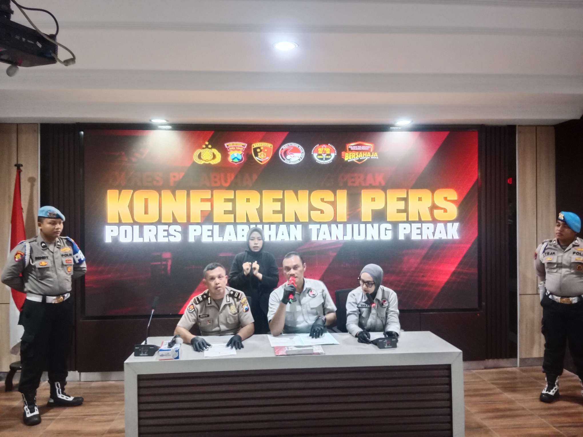 Foto: Satresnarkoba Polres Pelabuhan Tanjung Perak menunjukkan barang bukti 12 paket sabu hasil penangkapan seorang residivis di Surabaya.