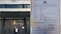 Foto: Adinda Wulan Fitriani menunjukkan tanda bukti laporan dugaan penggelapan sepeda motor di Polrestabes Surabaya.