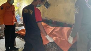 Foto: Petugas gabungan mengevakuasi jenazah seorang lansia yang ditemukan meninggal di rumah kos kawasan Sememi, Benowo, Surabaya.