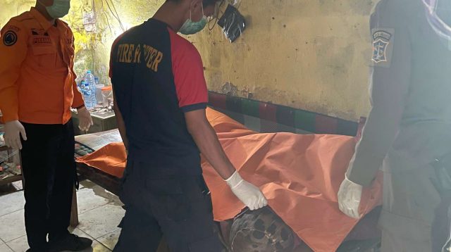 Foto: Petugas gabungan mengevakuasi jenazah seorang lansia yang ditemukan meninggal di rumah kos kawasan Sememi, Benowo, Surabaya.