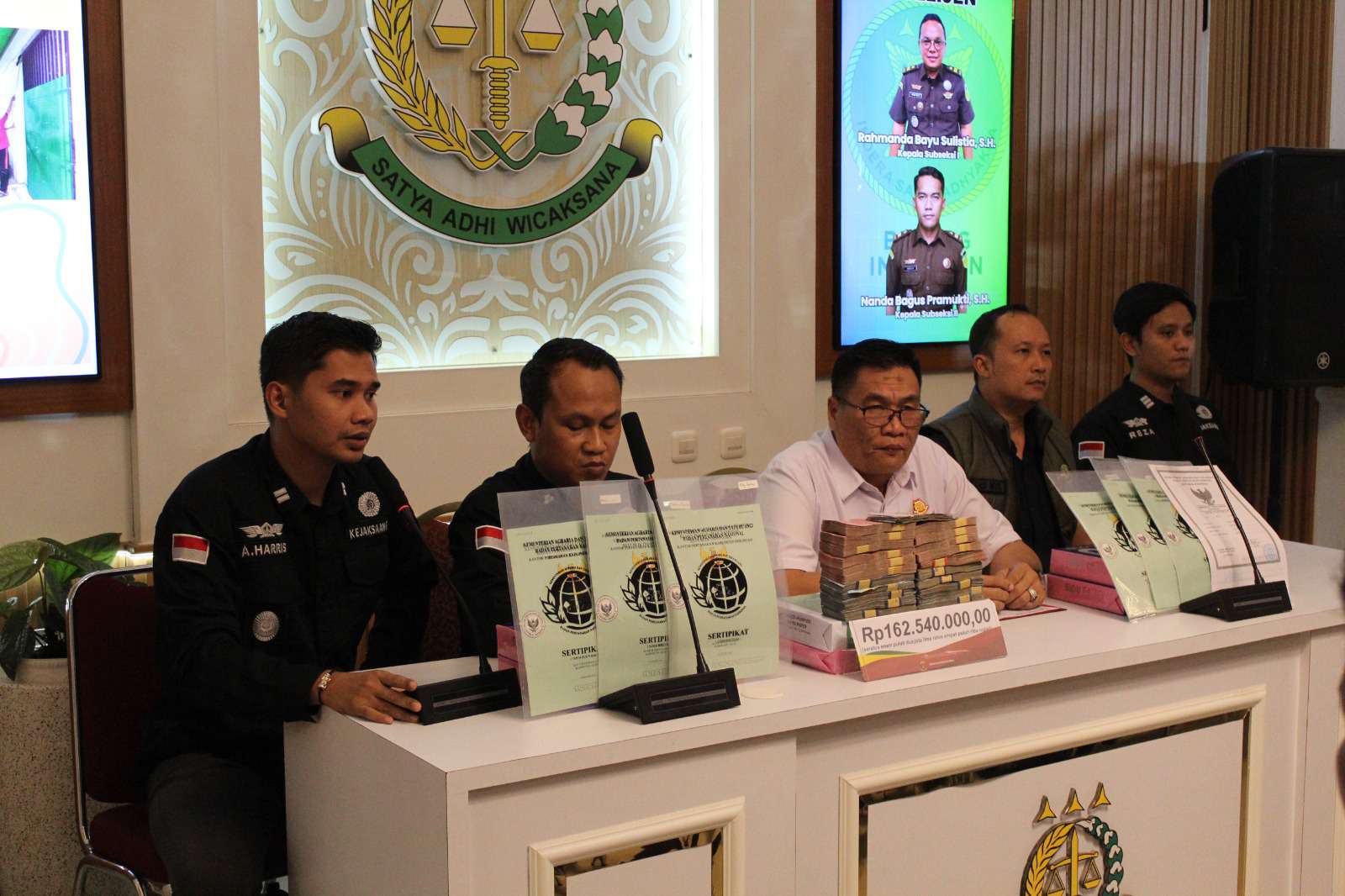 Foto: Kejari Kabupaten Pasuruan menahan Kepala Desa Wonosari bersama dua pengurus Pokmas TKD dalam kasus dugaan pungutan liar Program PTSL Tahun 2022–2023.