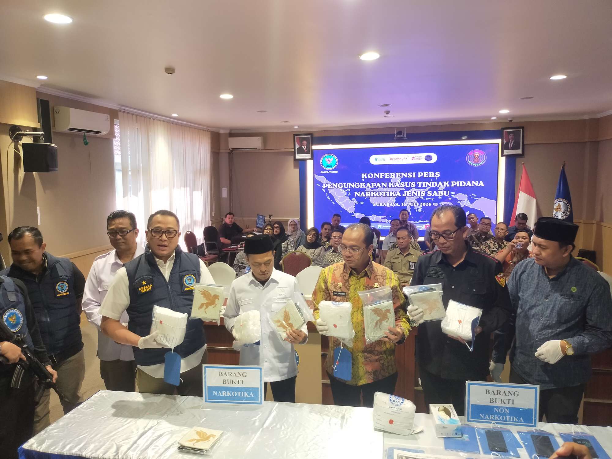 Foto: Kepala BNNP Jawa Timur Brigjen Pol. Budi Mulyanto menunjukkan barang bukti sabu seberat 5,44 kilogram dalam konferensi pers pengungkapan kasus narkotika di Surabaya.