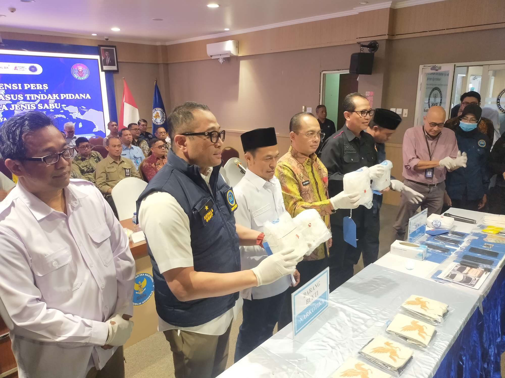 Foto: Kepala BNNP Jawa Timur Brigjen Pol. Budi Mulyanto menunjukkan barang bukti sabu seberat 5,44 kilogram dalam konferensi pers pengungkapan kasus narkotika di Surabaya.