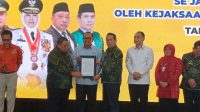 Foto: Penyerahan penetapan perwalian kepada 447 anak di Jawa Timur untuk menjamin akses pendidikan, layanan kesehatan, dan perlindungan hukum. Foto: Penyerahan penetapan perwalian kepada 447 anak di Jawa Timur untuk menjamin akses pendidikan, layanan kesehatan, dan perlindungan hukum.