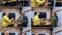 Foto: Kasat Resnarkoba Polres Pelabuhan Tanjung Perak AKP Adik Agus Putrawan memberikan penghargaan kepada personel Satresnarkoba berprestasi dalam acara tasyakuran di Surabaya.