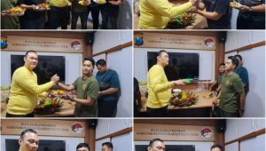 Foto: Kasat Resnarkoba Polres Pelabuhan Tanjung Perak AKP Adik Agus Putrawan memberikan penghargaan kepada personel Satresnarkoba berprestasi dalam acara tasyakuran di Surabaya.