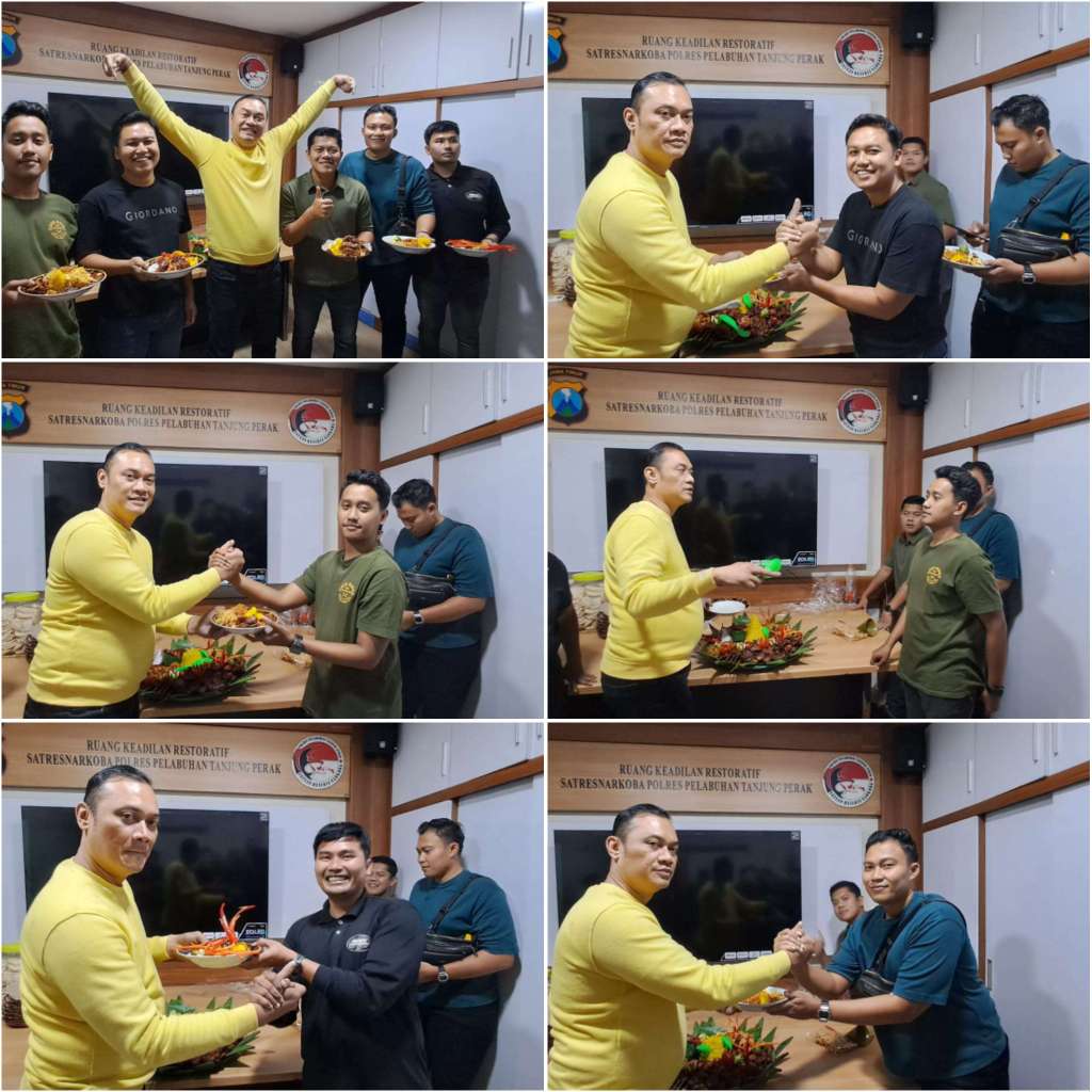Foto: Kasat Resnarkoba Polres Pelabuhan Tanjung Perak AKP Adik Agus Putrawan memberikan penghargaan kepada personel Satresnarkoba berprestasi dalam acara tasyakuran di Surabaya.