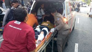 Foto: Petugas BPBD dan PMI mengevakuasi korban kecelakaan Honda Scoopy dan Toyota Innova di Jalan Diponegoro Surabaya.