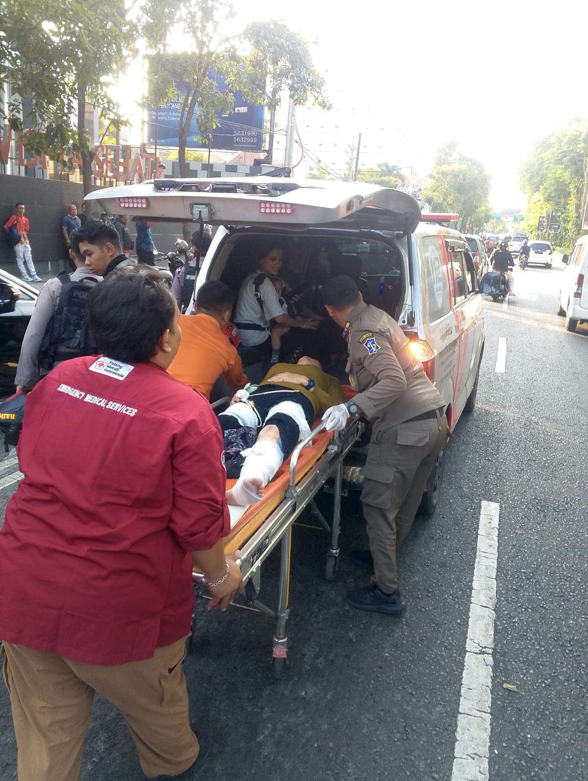 Foto: Petugas BPBD dan PMI mengevakuasi korban kecelakaan Honda Scoopy dan Toyota Innova di Jalan Diponegoro Surabaya.