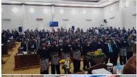 Foto: Ketua DPRD Kabupaten Madiun Fery Sudarsono menyerahkan potongan tumpeng kepada Bupati Hari Wuryanto usai Rapat Paripurna Hari Jadi ke-458 Kabupaten Madiun Foto: Ketua DPRD Kabupaten Madiun Fery Sudarsono menyerahkan potongan tumpeng kepada Bupati Hari Wuryanto usai Rapat Paripurna Hari Jadi ke-458 Kabupaten Madiun