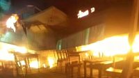 Foto: Petugas pemadam kebakaran memadamkan api yang menghanguskan empat bangunan di Dukuh Kupang Gang 25, Surabaya, diduga akibat ledakan tabung elpiji. Foto: Petugas pemadam kebakaran memadamkan api yang menghanguskan empat bangunan di Dukuh Kupang Gang 25, Surabaya, diduga akibat ledakan tabung elpiji.