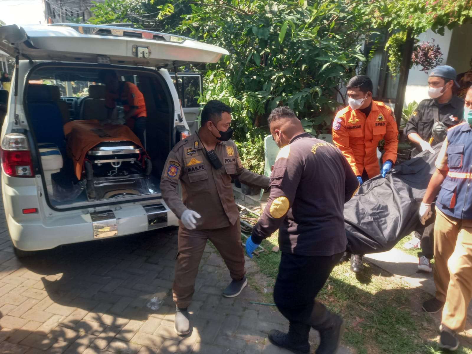 Petugas BPBD, kepolisian, dan Tim Inafis melakukan penanganan penemuan jenazah seorang pria di kawasan Medokan Ayu, Rungkut, Surabaya.