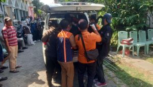 Petugas BPBD, kepolisian, dan Tim Inafis melakukan penanganan penemuan jenazah seorang pria di kawasan Medokan Ayu, Rungkut, Surabaya.