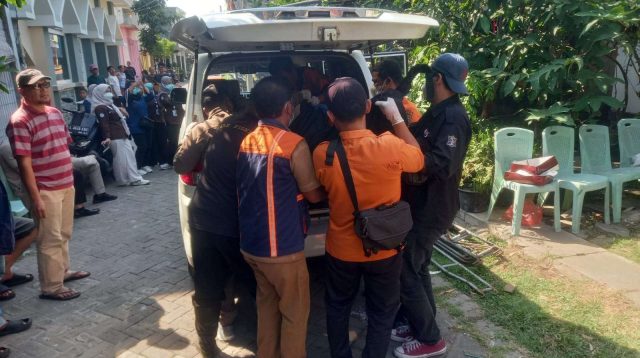Petugas BPBD, kepolisian, dan Tim Inafis melakukan penanganan penemuan jenazah seorang pria di kawasan Medokan Ayu, Rungkut, Surabaya.