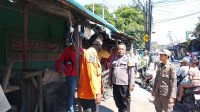 Foto: Petugas gabungan melakukan identifikasi dan evakuasi jenazah seorang pria yang ditemukan meninggal di area stand Pasar Pogot, Surabaya. Foto: Petugas gabungan melakukan identifikasi dan evakuasi jenazah seorang pria yang ditemukan meninggal di area stand Pasar Pogot, Surabaya.