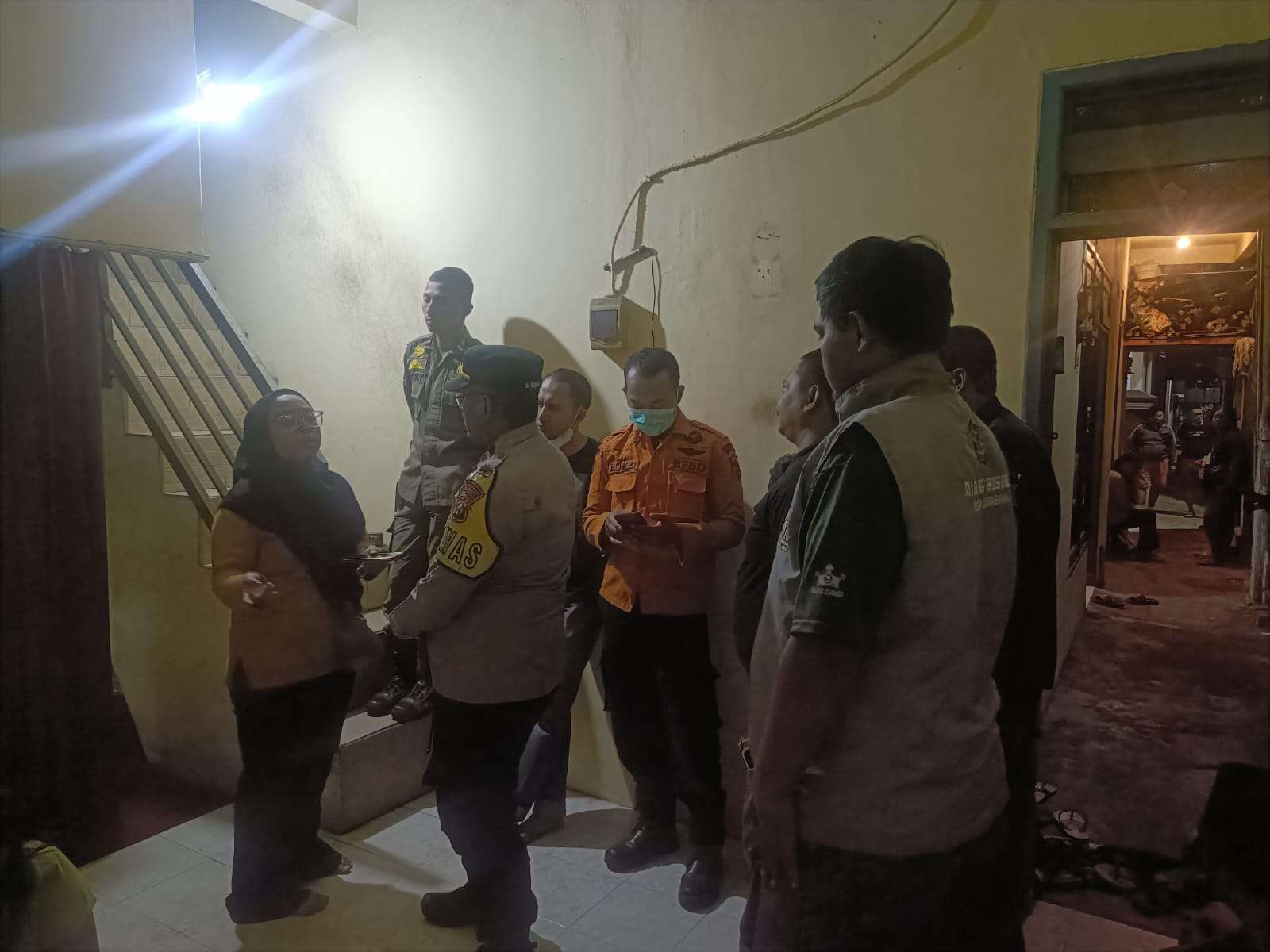 Foto: Petugas gabungan mengevakuasi jenazah seorang pria dari rumah di kawasan Sawahan, Surabaya, menuju ambulans untuk dibawa ke RSUD Dr. Soetomo.