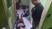 Foto: Petugas gabungan mengevakuasi jenazah seorang pria dari rumah di kawasan Sawahan, Surabaya, menuju ambulans untuk dibawa ke RSUD Dr. Soetomo. Foto: Petugas gabungan mengevakuasi jenazah seorang pria dari rumah di kawasan Sawahan, Surabaya, menuju ambulans untuk dibawa ke RSUD Dr. Soetomo.