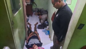 Foto: Petugas gabungan mengevakuasi jenazah seorang pria dari rumah di kawasan Sawahan, Surabaya, menuju ambulans untuk dibawa ke RSUD Dr. Soetomo.