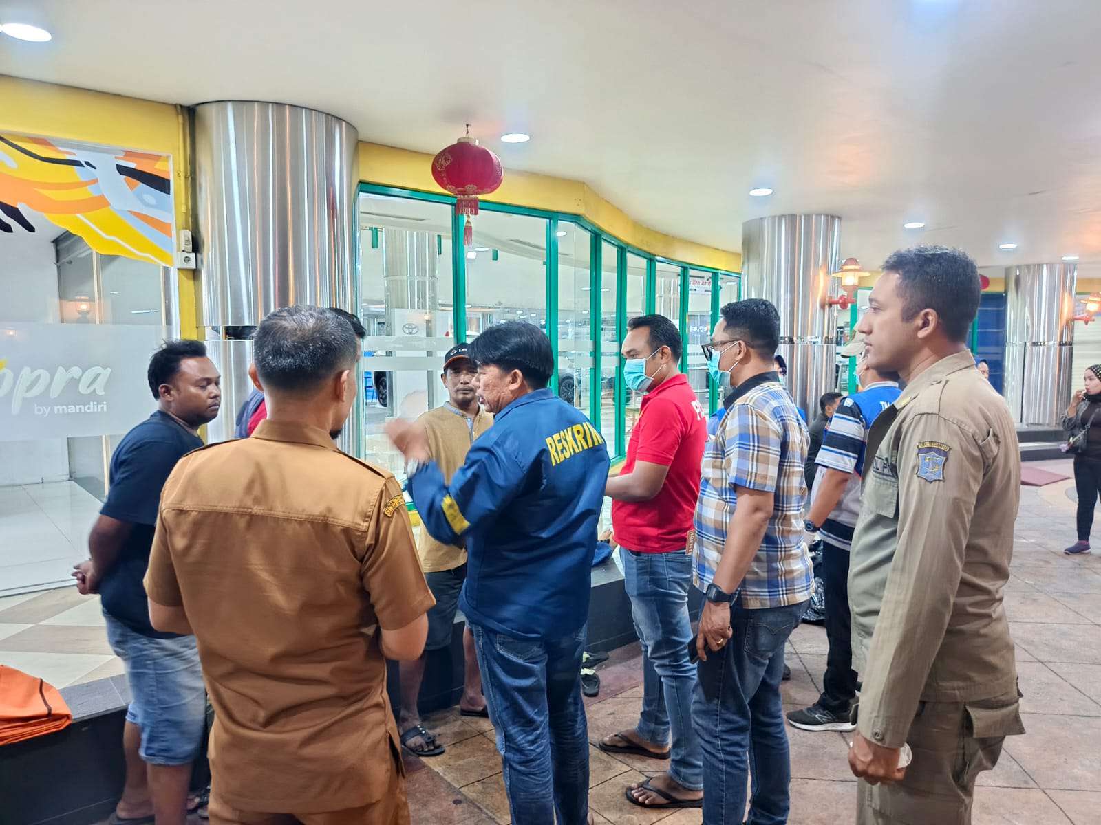 Foto: Petugas BPBD, kepolisian, dan Tim Inafis melakukan penanganan penemuan jenazah di luar lobi Pasar Atom Surabaya.