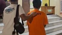 Foto: Petugas Polres Pelabuhan Tanjung Perak mengamankan tersangka pelecehan remaja di lokasi kejadian Jalan Bulak Banteng Lor Surabaya.