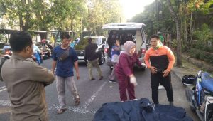 Foto: Petugas gabungan mengevakuasi korban kecelakaan tunggal di Jalan Ngaggel Surabaya menuju kamar jenazah RSUD Dr. Soetomo.