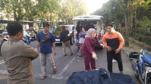 Foto: Petugas gabungan mengevakuasi korban kecelakaan tunggal di Jalan Ngaggel Surabaya menuju kamar jenazah RSUD Dr. Soetomo.
