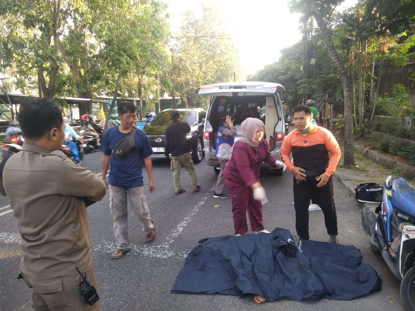 Foto: Petugas gabungan mengevakuasi korban kecelakaan tunggal di Jalan Ngaggel Surabaya menuju kamar jenazah RSUD Dr. Soetomo.