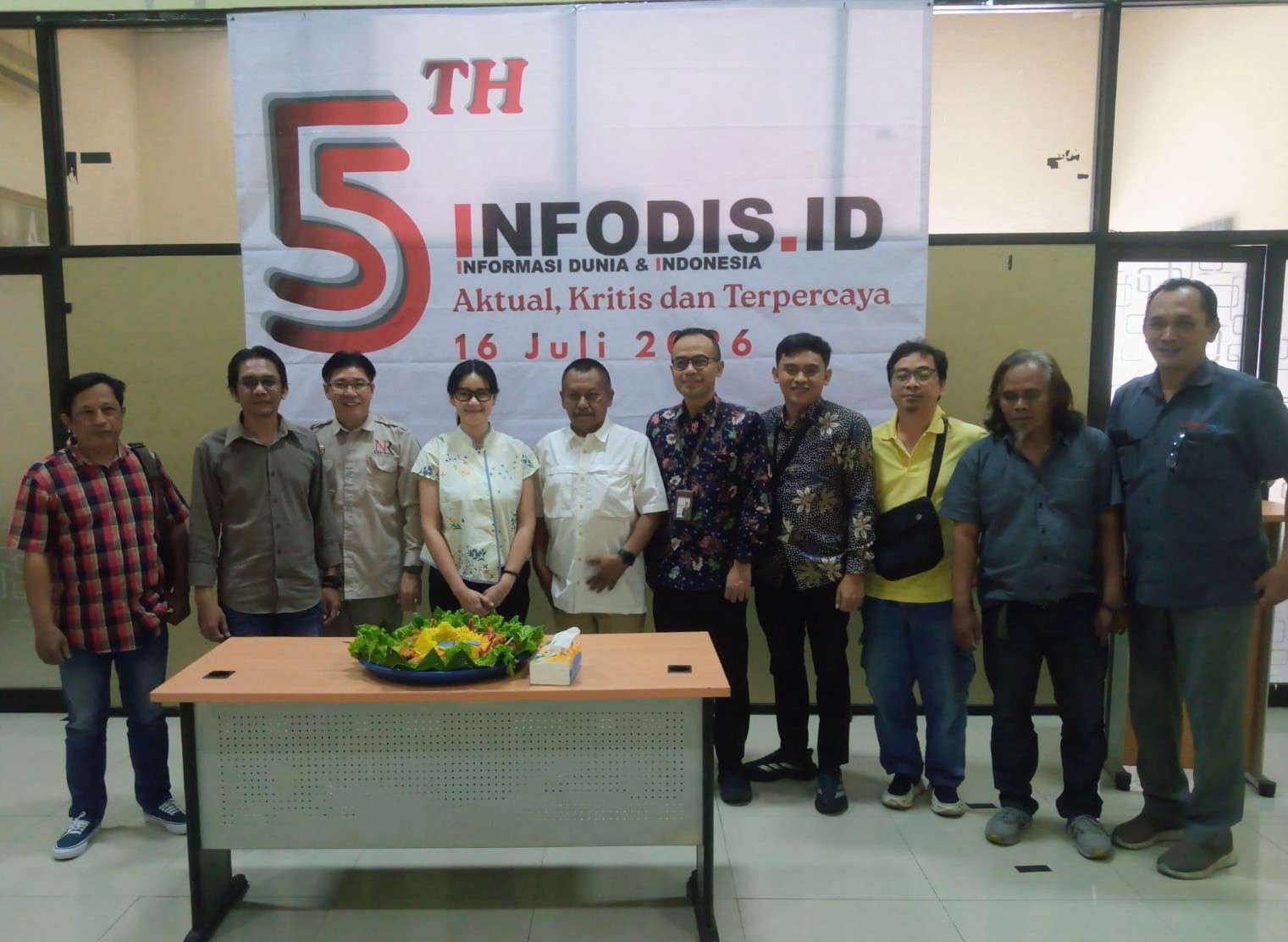 Foto: Ketua PWI Jawa Timur H. Lutfil Hakim memberikan sambutan pada tasyakuran HUT ke-5 Infodis di Graha PWI Jawa Timur, Surabaya.