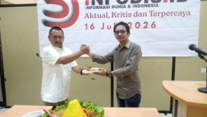 Foto: Ketua PWI Jawa Timur H. Lutfil Hakim memberikan sambutan pada tasyakuran HUT ke-5 Infodis di Graha PWI Jawa Timur, Surabaya.
