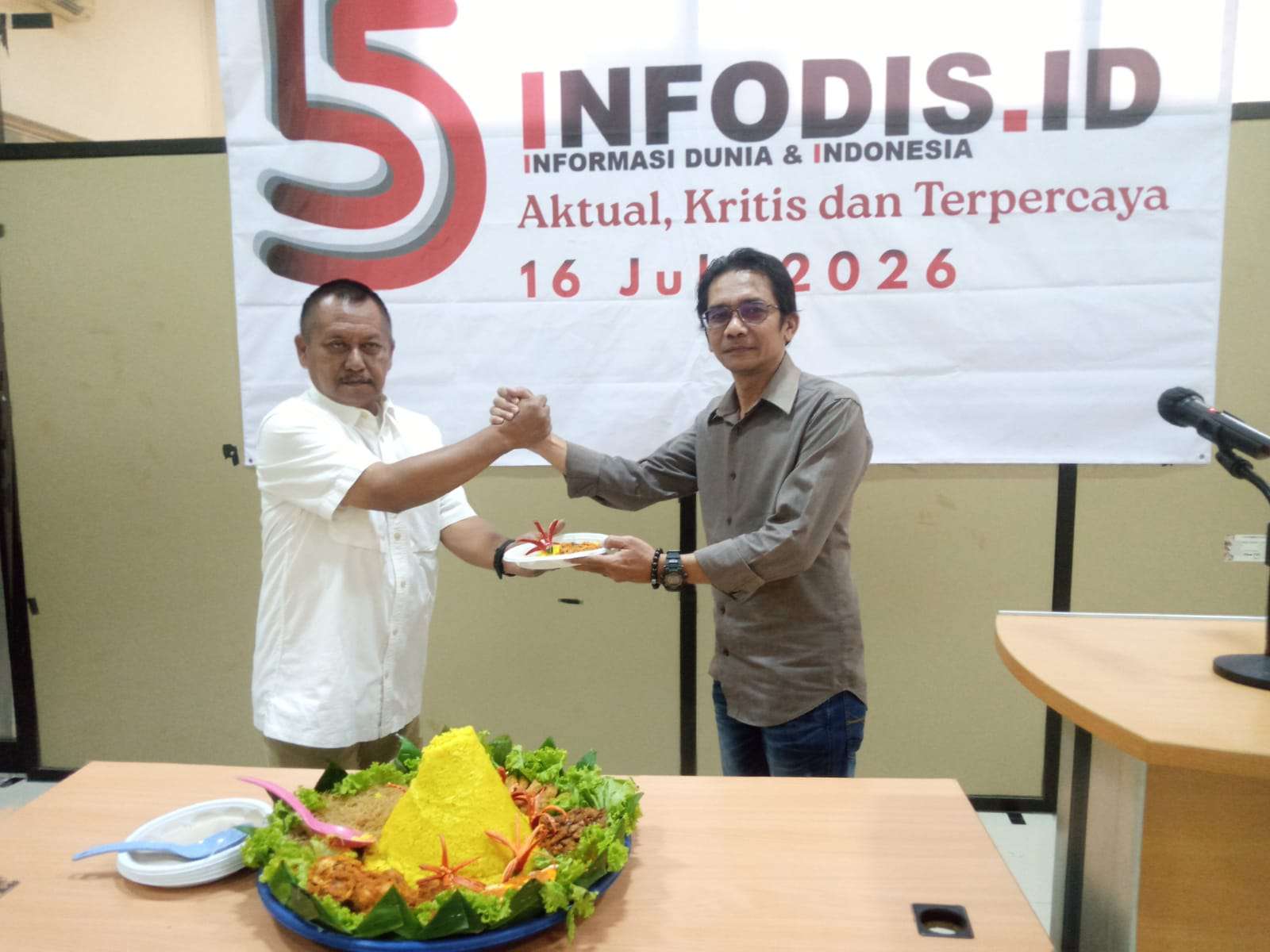 Foto: Ketua PWI Jawa Timur H. Lutfil Hakim memberikan sambutan pada tasyakuran HUT ke-5 Infodis di Graha PWI Jawa Timur, Surabaya.