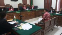 Foto: Saksi korban memberikan keterangan dalam sidang dugaan penipuan penyelenggaraan Jatim Half Marathon 2026 di Pengadilan Negeri Surabaya.