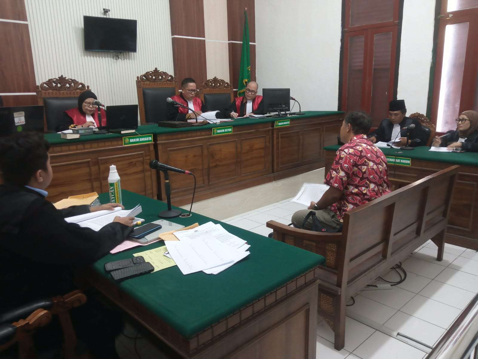 Foto: Saksi korban memberikan keterangan dalam sidang dugaan penipuan penyelenggaraan Jatim Half Marathon 2026 di Pengadilan Negeri Surabaya.