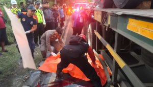 Foto: Petugas mengevakuasi korban kecelakaan lalu lintas di Jalan Prapat Kurung Selatan, Surabaya.