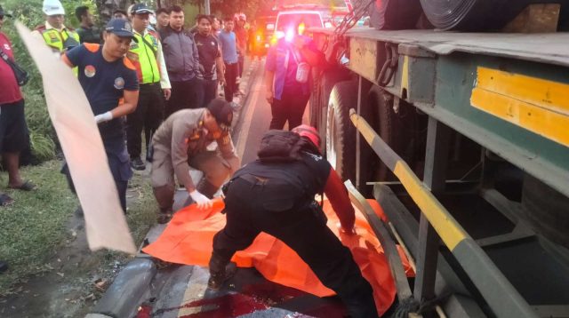 Foto: Petugas mengevakuasi korban kecelakaan lalu lintas di Jalan Prapat Kurung Selatan, Surabaya.