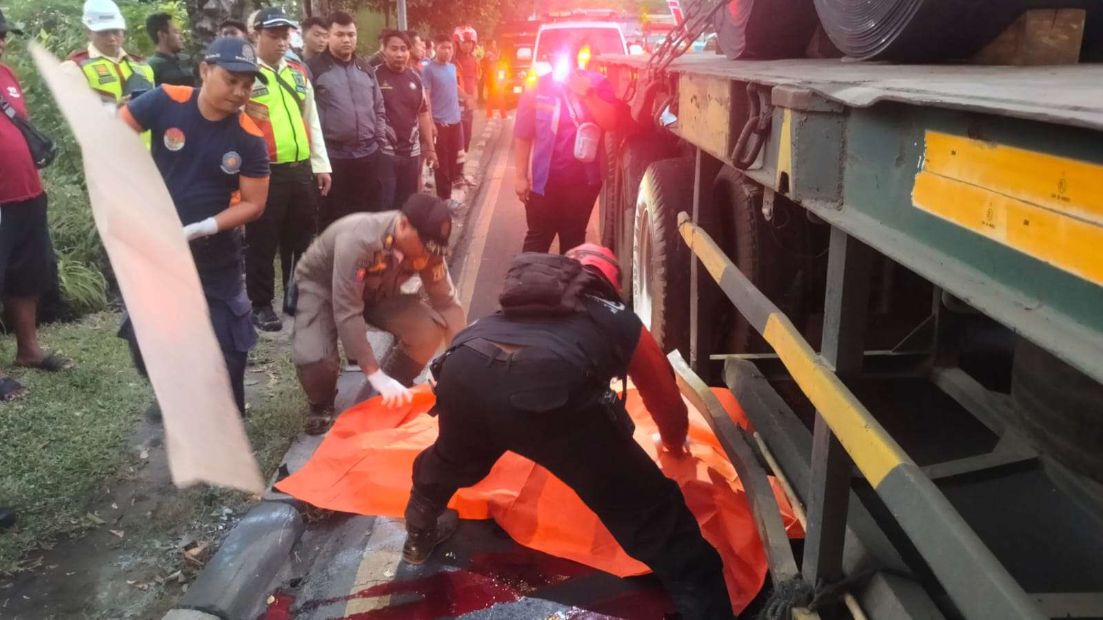 Foto: Petugas mengevakuasi korban kecelakaan lalu lintas di Jalan Prapat Kurung Selatan, Surabaya.