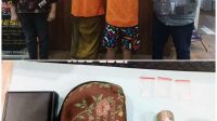 Foto: Petugas Satresnarkoba Polrestabes Surabaya menunjukkan barang bukti sabu yang disembunyikan di dalam bohlam lampu usai menangkap dua pengedar narkoba di Surabaya.