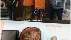 Foto: Petugas Satresnarkoba Polrestabes Surabaya menunjukkan barang bukti sabu yang disembunyikan di dalam bohlam lampu usai menangkap dua pengedar narkoba di Surabaya.