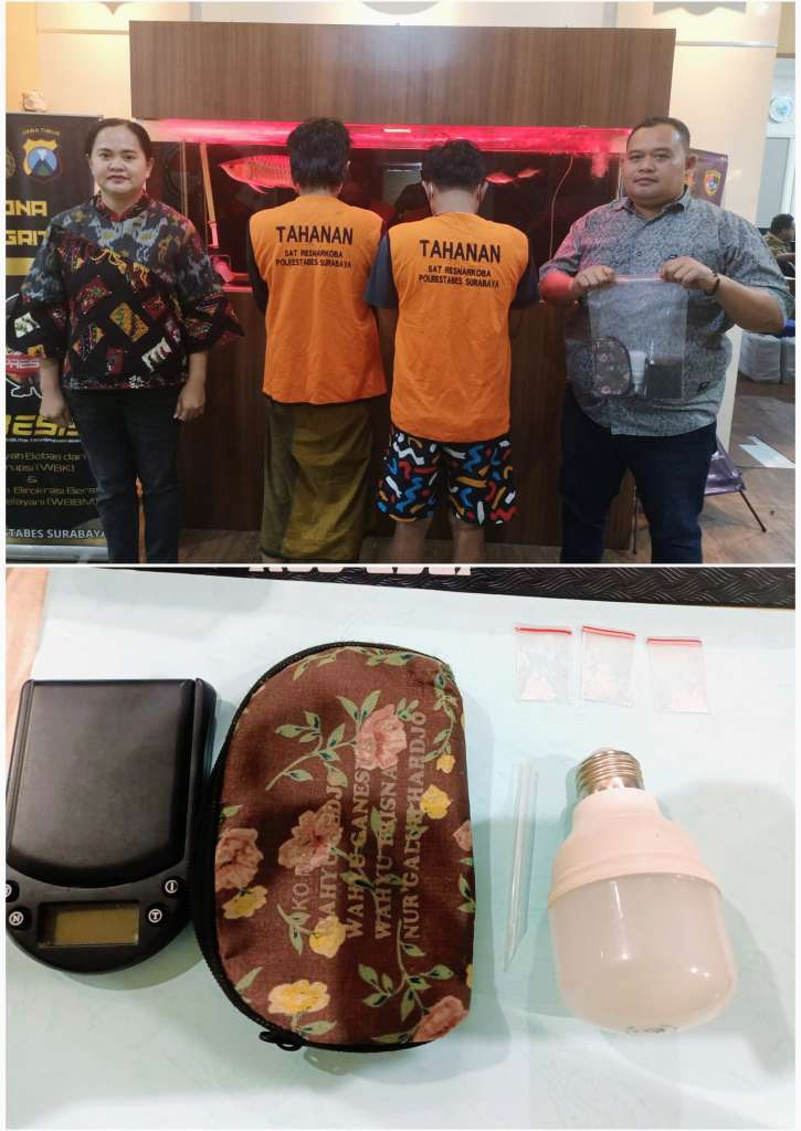 Foto: Petugas Satresnarkoba Polrestabes Surabaya menunjukkan barang bukti sabu yang disembunyikan di dalam bohlam lampu usai menangkap dua pengedar narkoba di Surabaya.