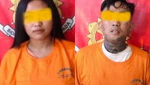 Foto: Petugas Polrestabes Surabaya menunjukkan dua tersangka pasangan suami istri siri pelaku curanmor beserta barang bukti hasil kejahatan di Surabaya dan Gresik