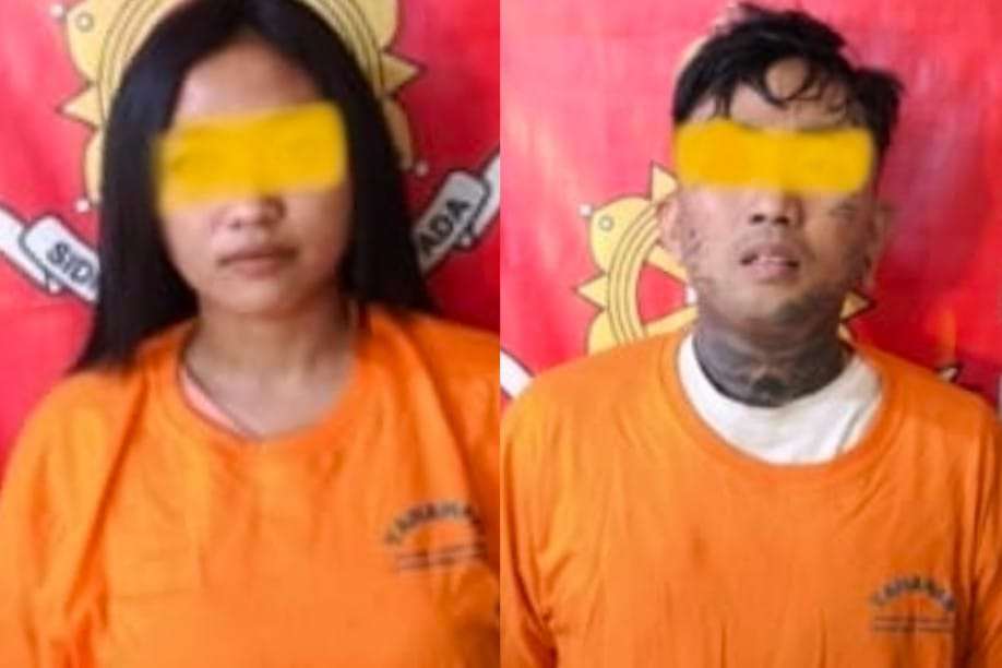 Foto: Petugas Polrestabes Surabaya menunjukkan dua tersangka pasangan suami istri siri pelaku curanmor beserta barang bukti hasil kejahatan di Surabaya dan Gresik