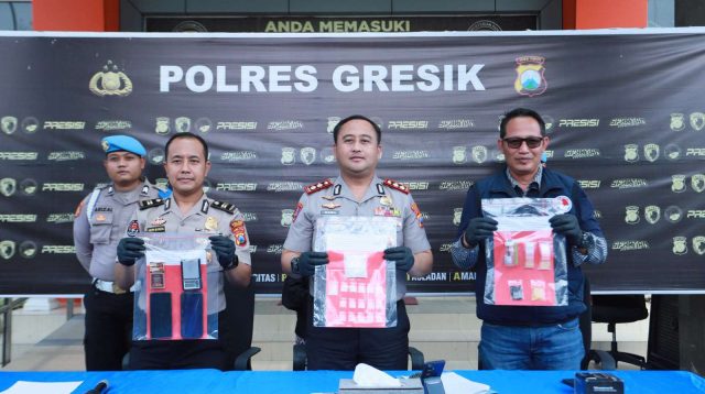 Foto: Petugas Satresnarkoba Polres Gresik menunjukkan dua tersangka kurir sabu beserta barang bukti 38,066 gram sabu hasil pengungkapan jaringan peredaran narkoba dengan modus sistem ranjau di Wringinanom, Gresik